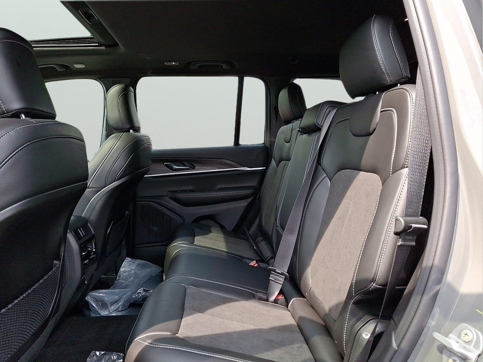 2027 Jeep Grand Cherokee Laredo Altitude