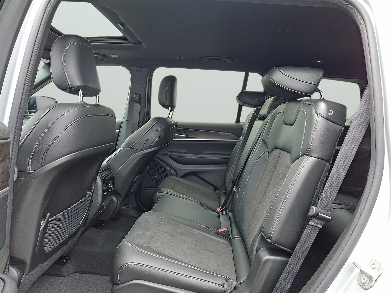 2026 Jeep Grand Cherokee L Laredo Altitude
