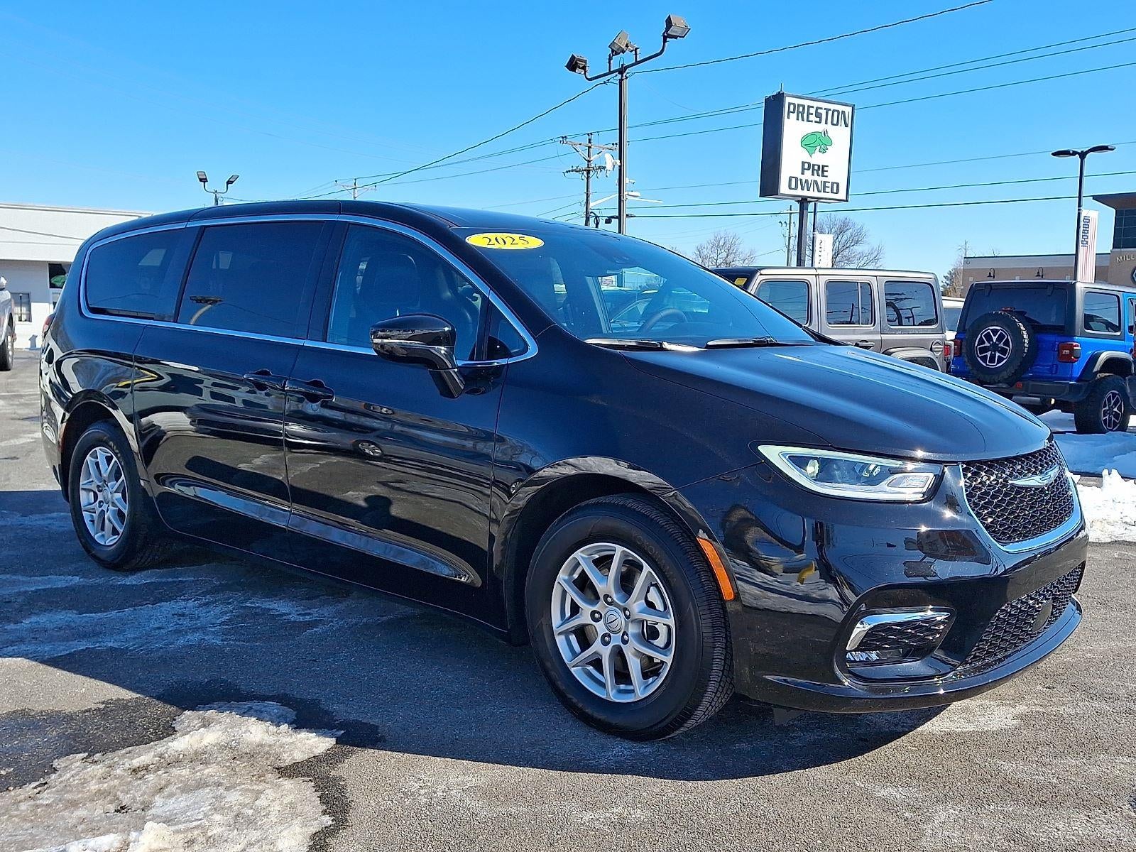 2025 Chrysler Pacifica Select