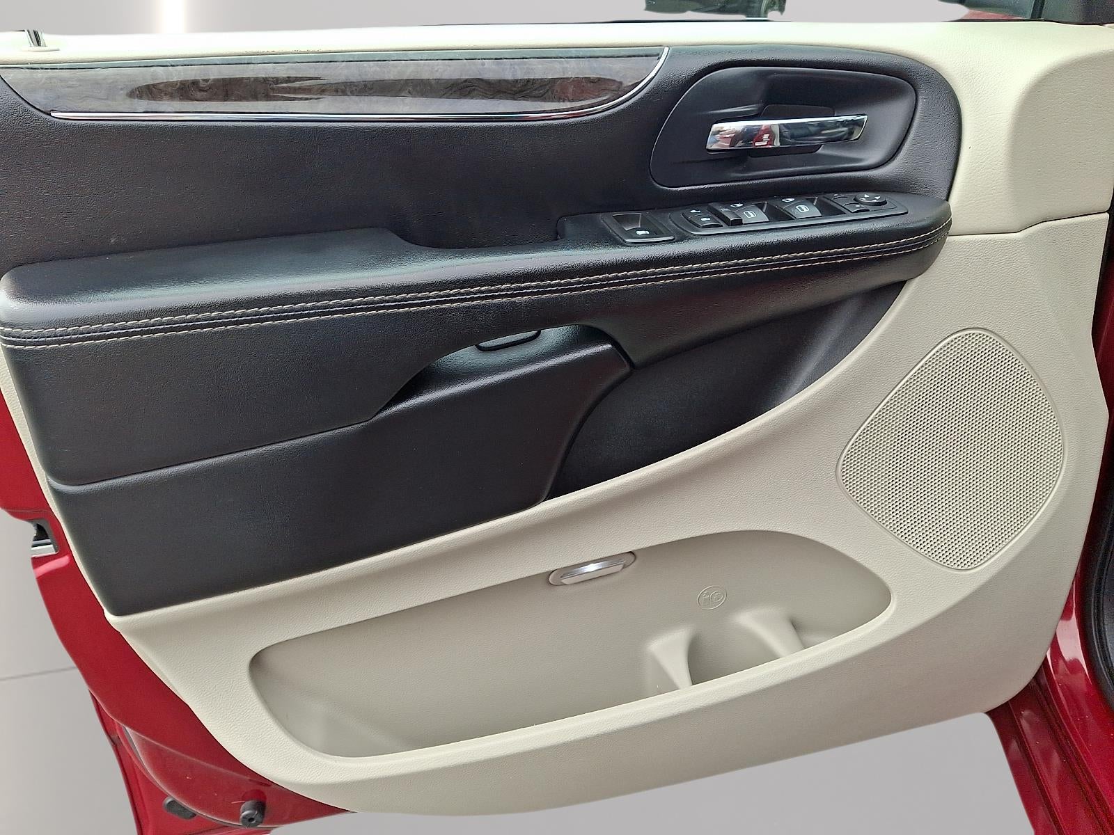 2016 Chrysler Town & Country Touring