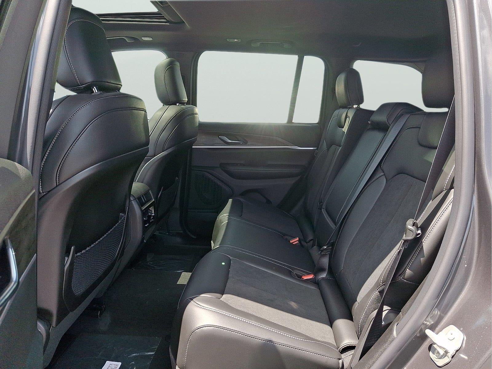 2026 Jeep Grand Cherokee Laredo Altitude