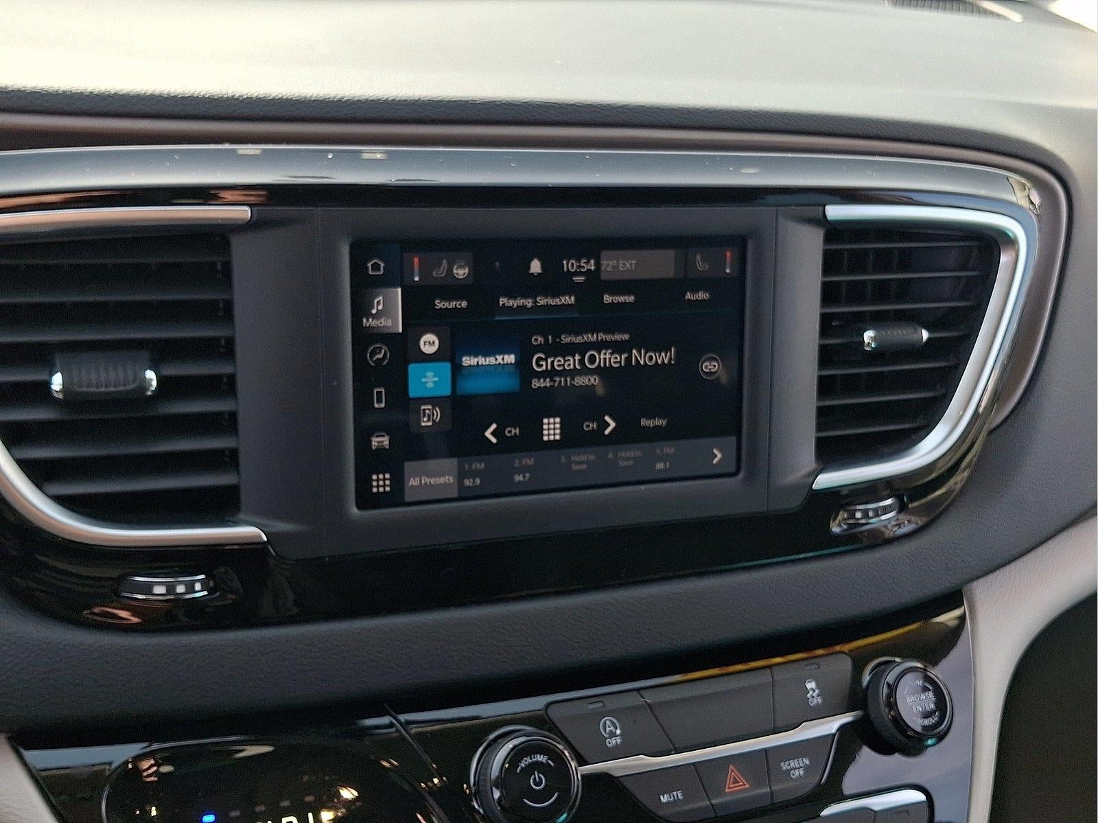 2022 Chrysler Voyager LX