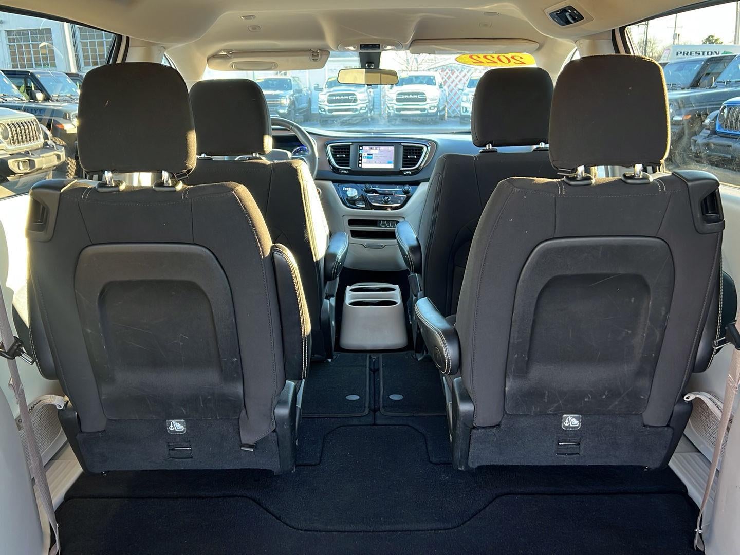 2022 Chrysler Voyager LX