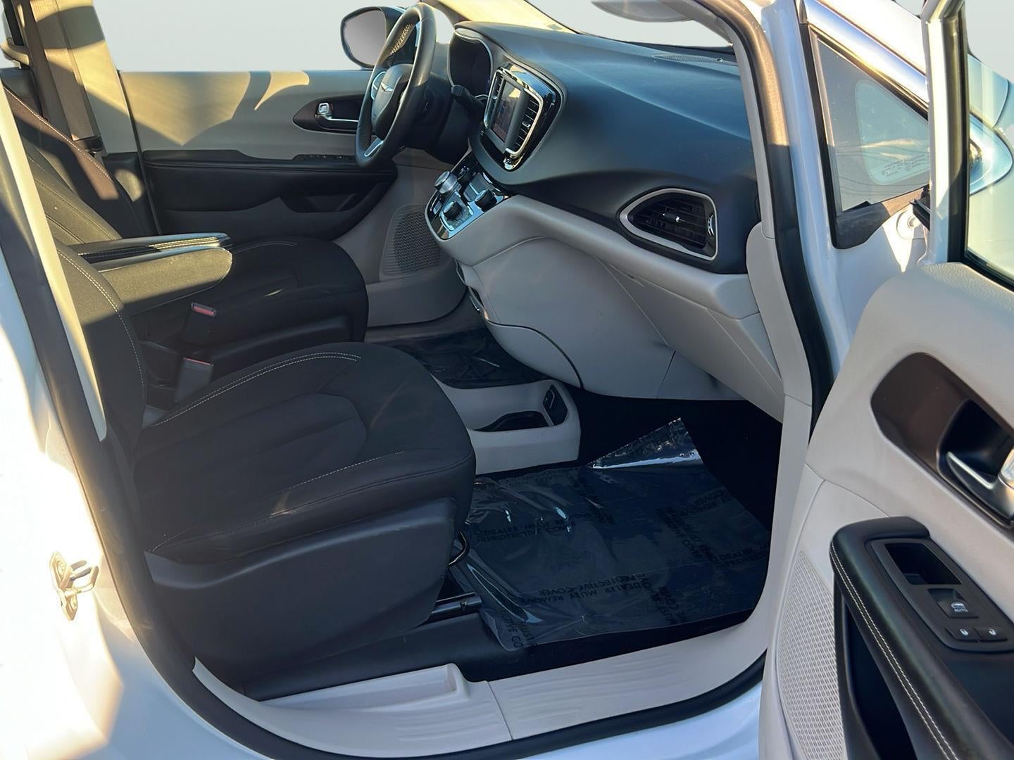 2022 Chrysler Voyager LX