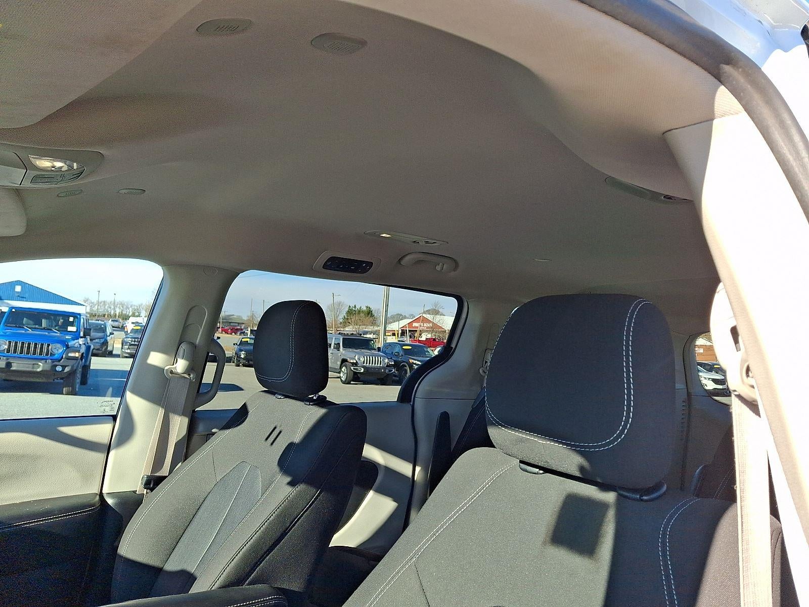 2022 Chrysler Voyager LX