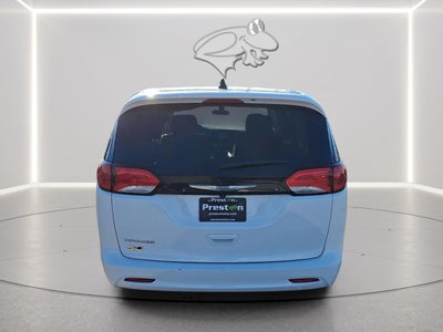 2022 Chrysler Voyager LX