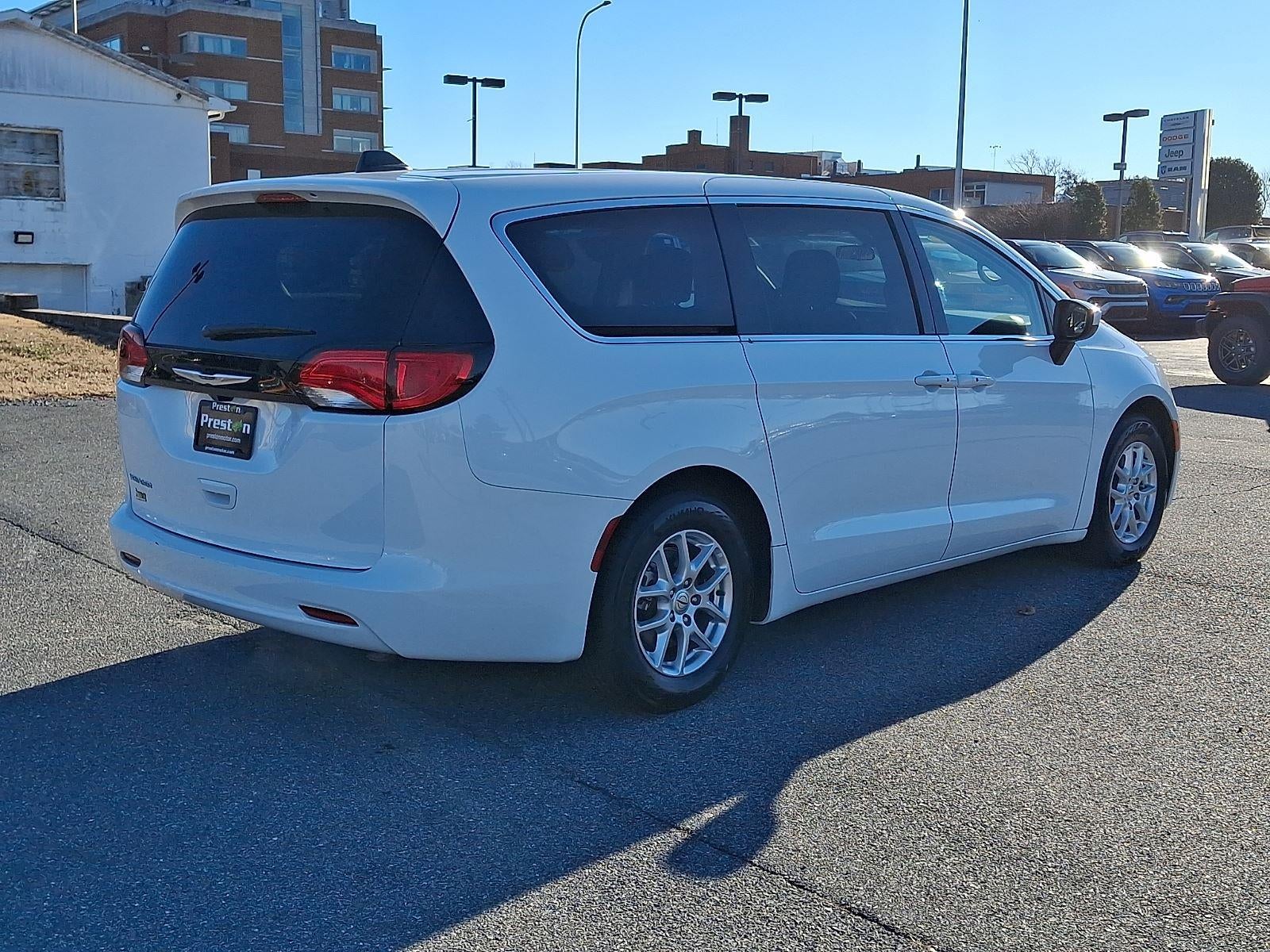 2022 Chrysler Voyager LX