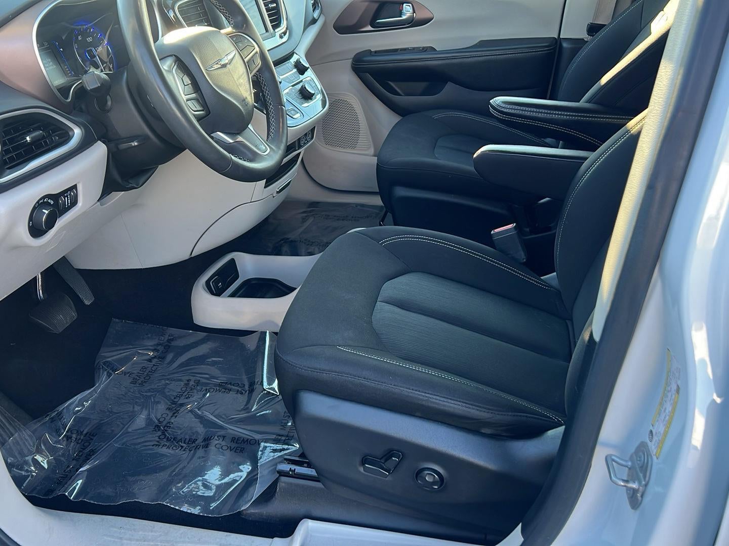 2022 Chrysler Voyager LX