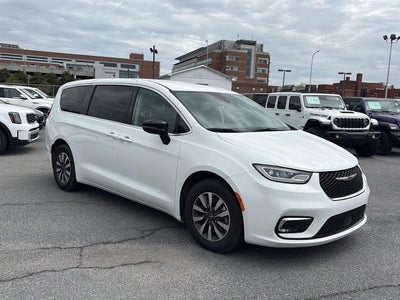 2024 Chrysler Pacifica Hybrid Select