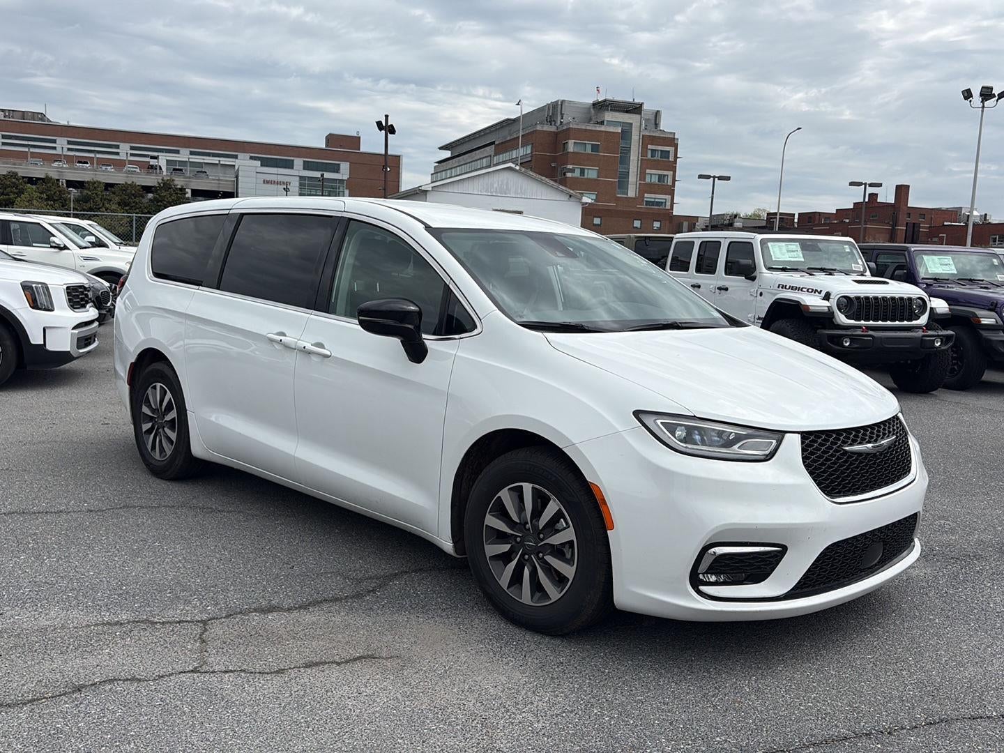 2024 Chrysler Pacifica Hybrid Select