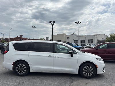 2024 Chrysler Pacifica Hybrid Select