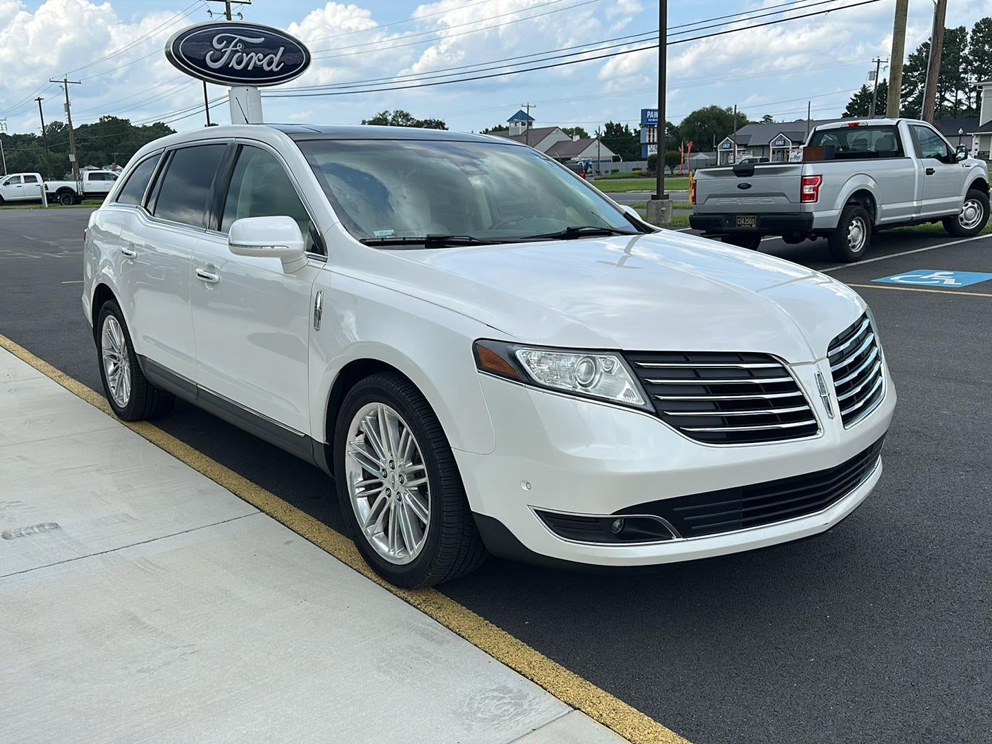 2019 Lincoln MKT Base