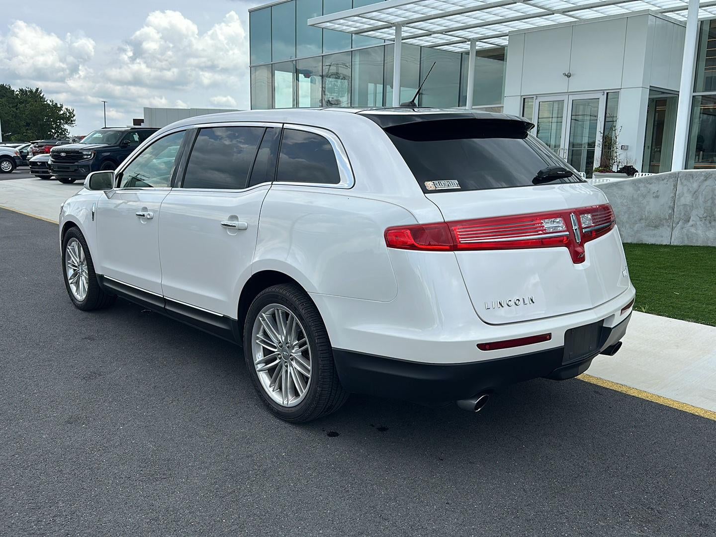2019 Lincoln MKT Base