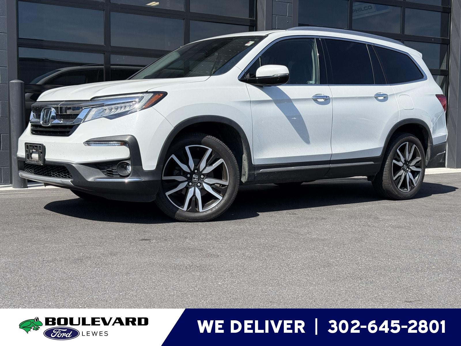 2022 Honda Pilot Touring w/Rear Captain's Chairs