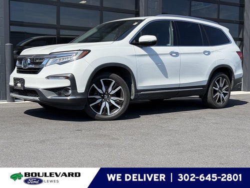 2022 Honda Pilot Touring w/Rear Captain's Chairs