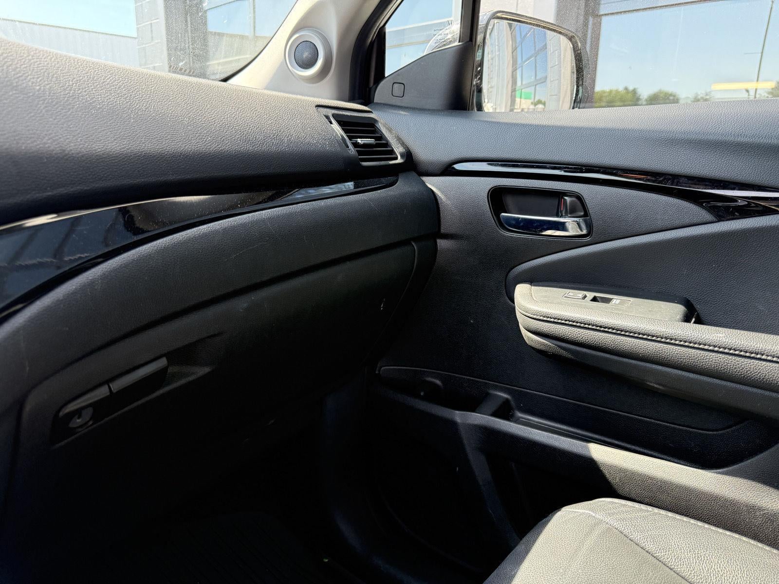 2022 Honda Pilot Touring w/Rear Captain's Chairs