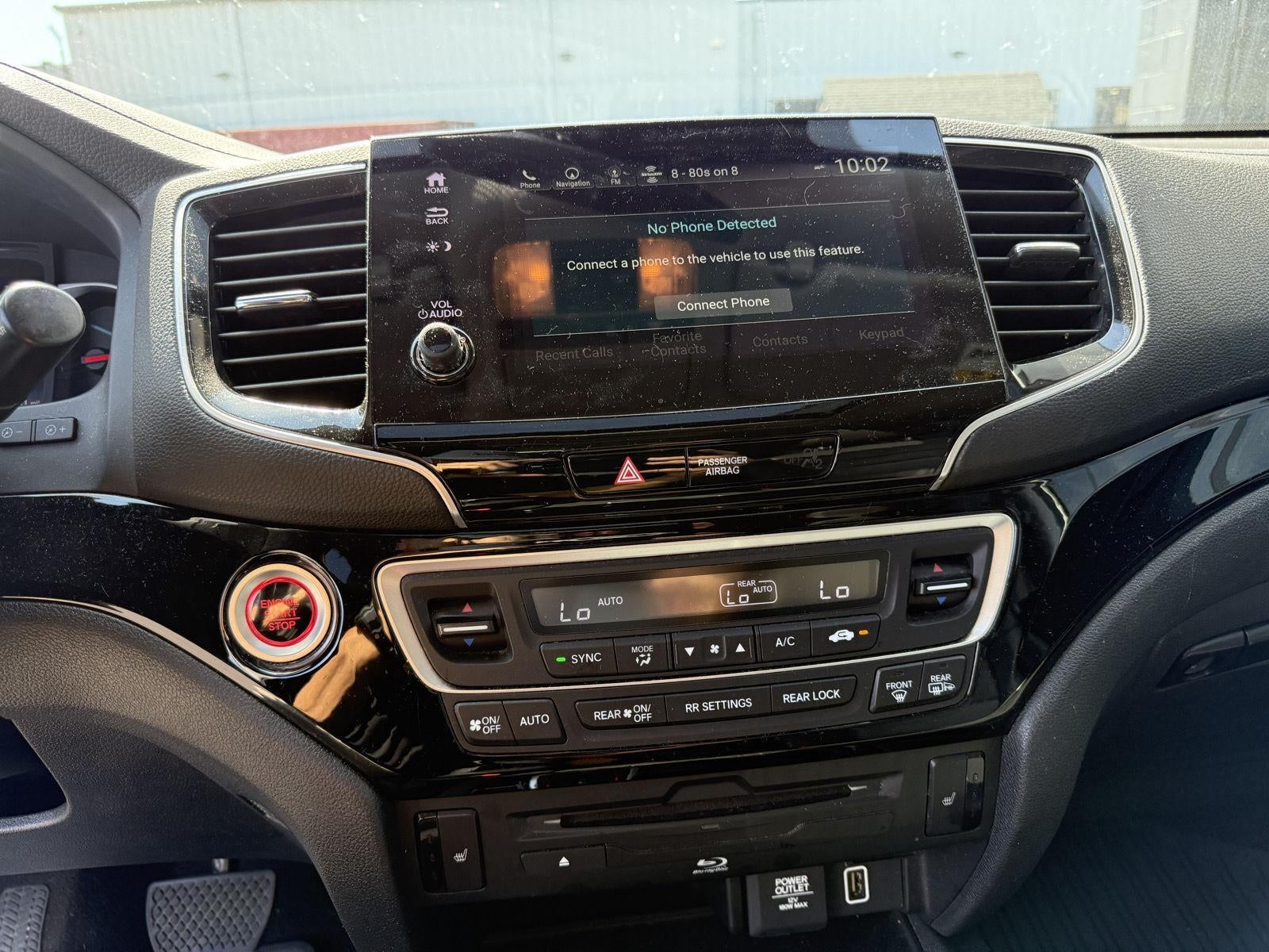 2022 Honda Pilot Touring w/Rear Captain's Chairs