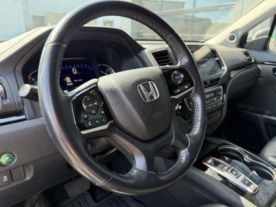 2022 Honda Pilot Touring w/Rear Captain's Chairs