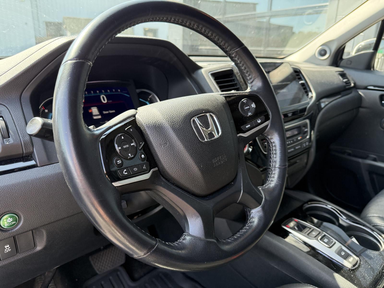 2022 Honda Pilot Touring w/Rear Captain's Chairs