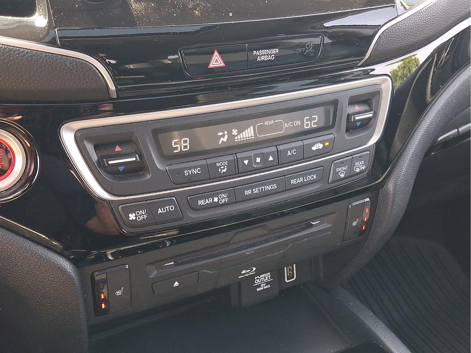 2022 Honda Pilot Touring w/Rear Captain's Chairs