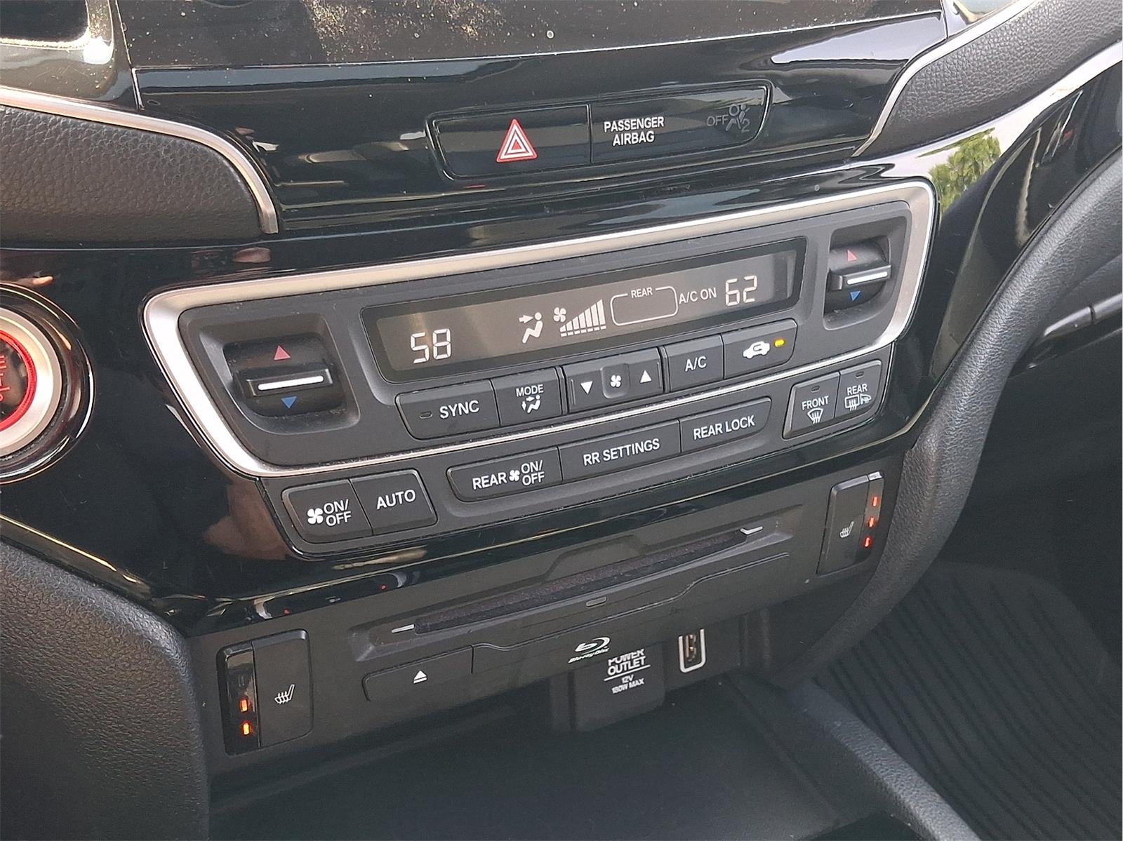 2022 Honda Pilot Touring w/Rear Captain's Chairs