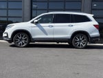 2022 Honda Pilot Touring w/Rear Captain's Chairs