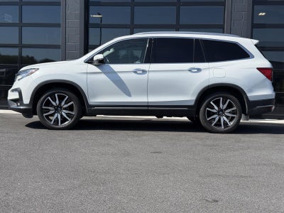 2022 Honda Pilot Touring w/Rear Captain's Chairs