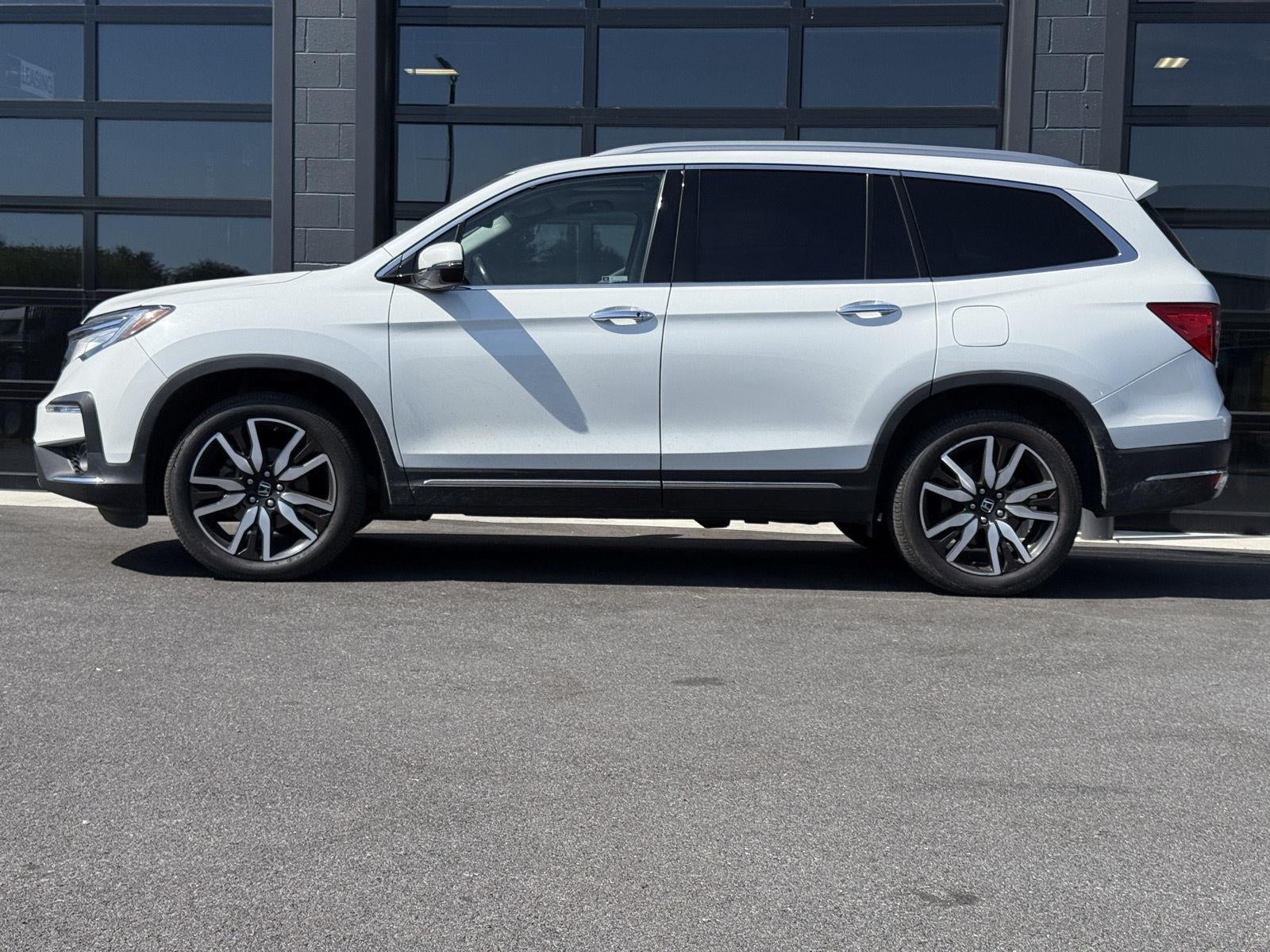 2022 Honda Pilot Touring w/Rear Captain's Chairs