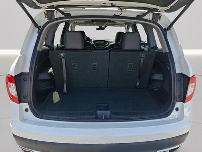2022 Honda Pilot Touring w/Rear Captain's Chairs