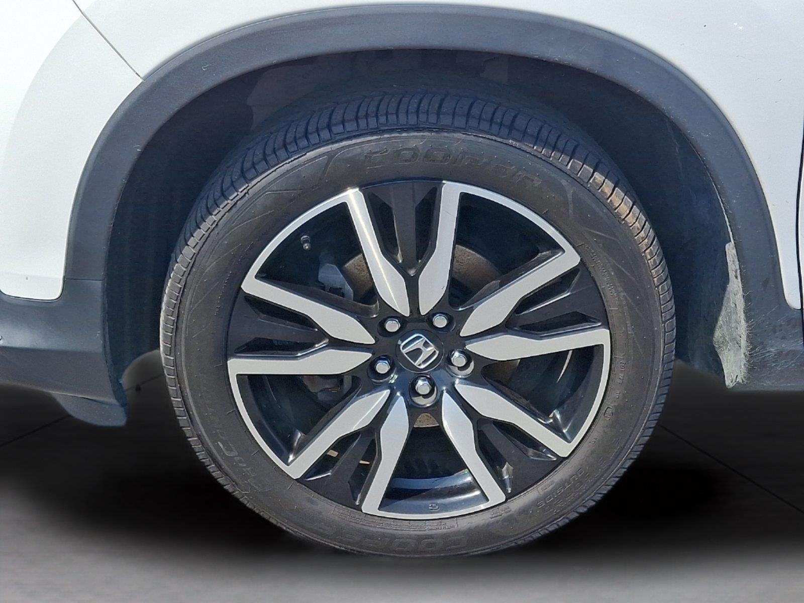 2022 Honda Pilot Touring w/Rear Captain's Chairs
