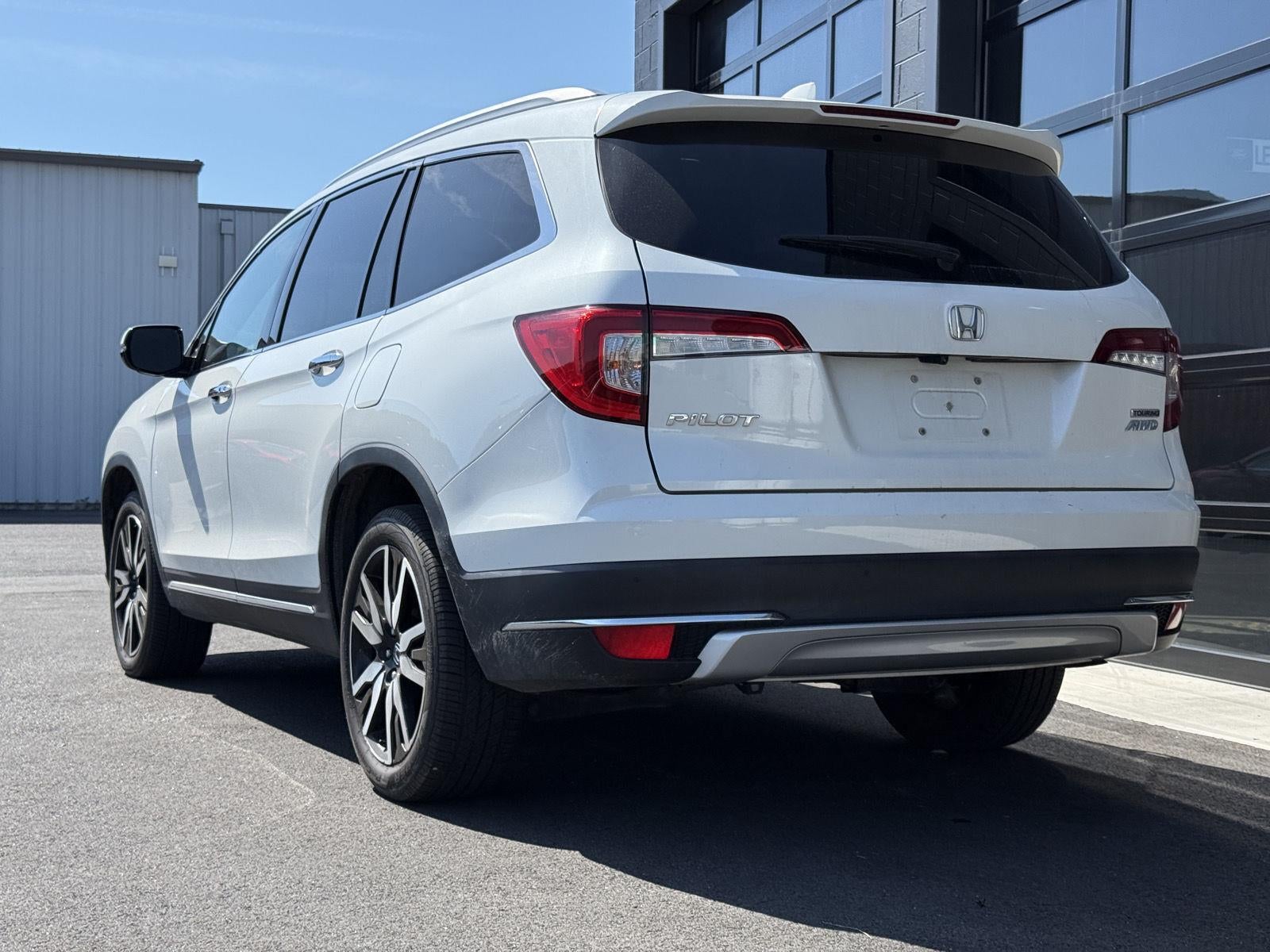 2022 Honda Pilot Touring w/Rear Captain's Chairs