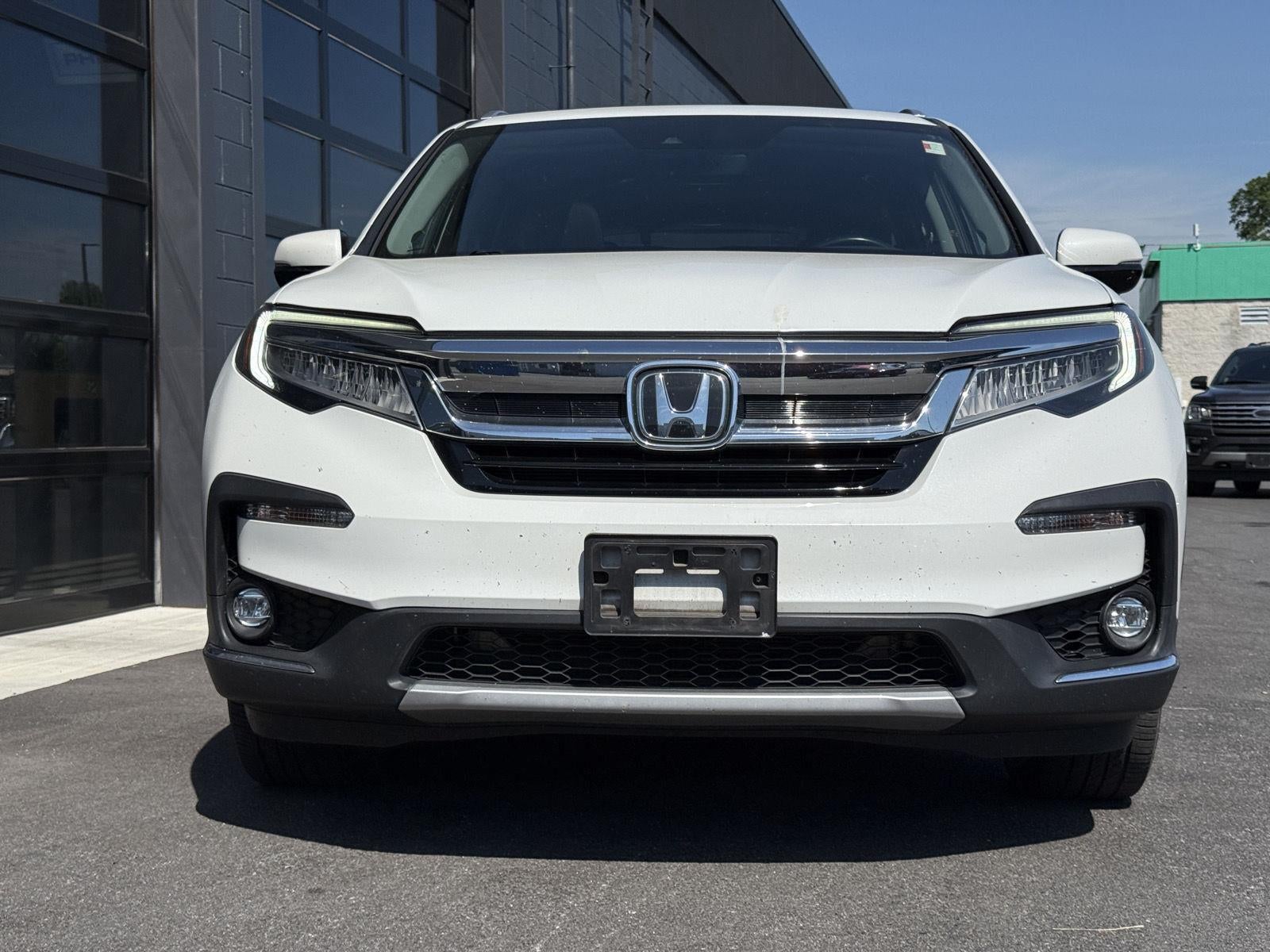 2022 Honda Pilot Touring w/Rear Captain's Chairs