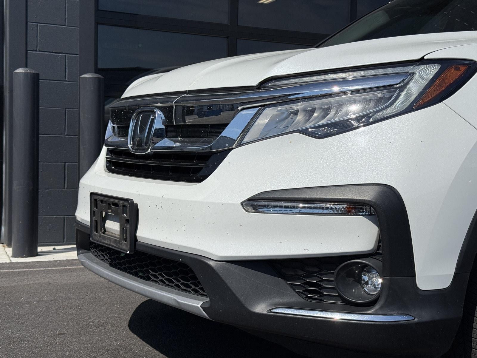 2022 Honda Pilot Touring w/Rear Captain's Chairs