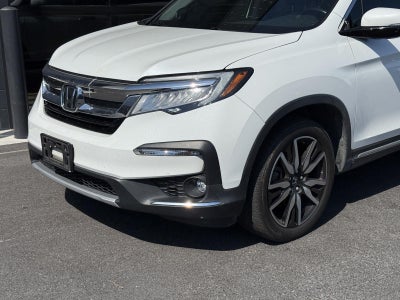 2022 Honda Pilot Touring w/Rear Captain's Chairs