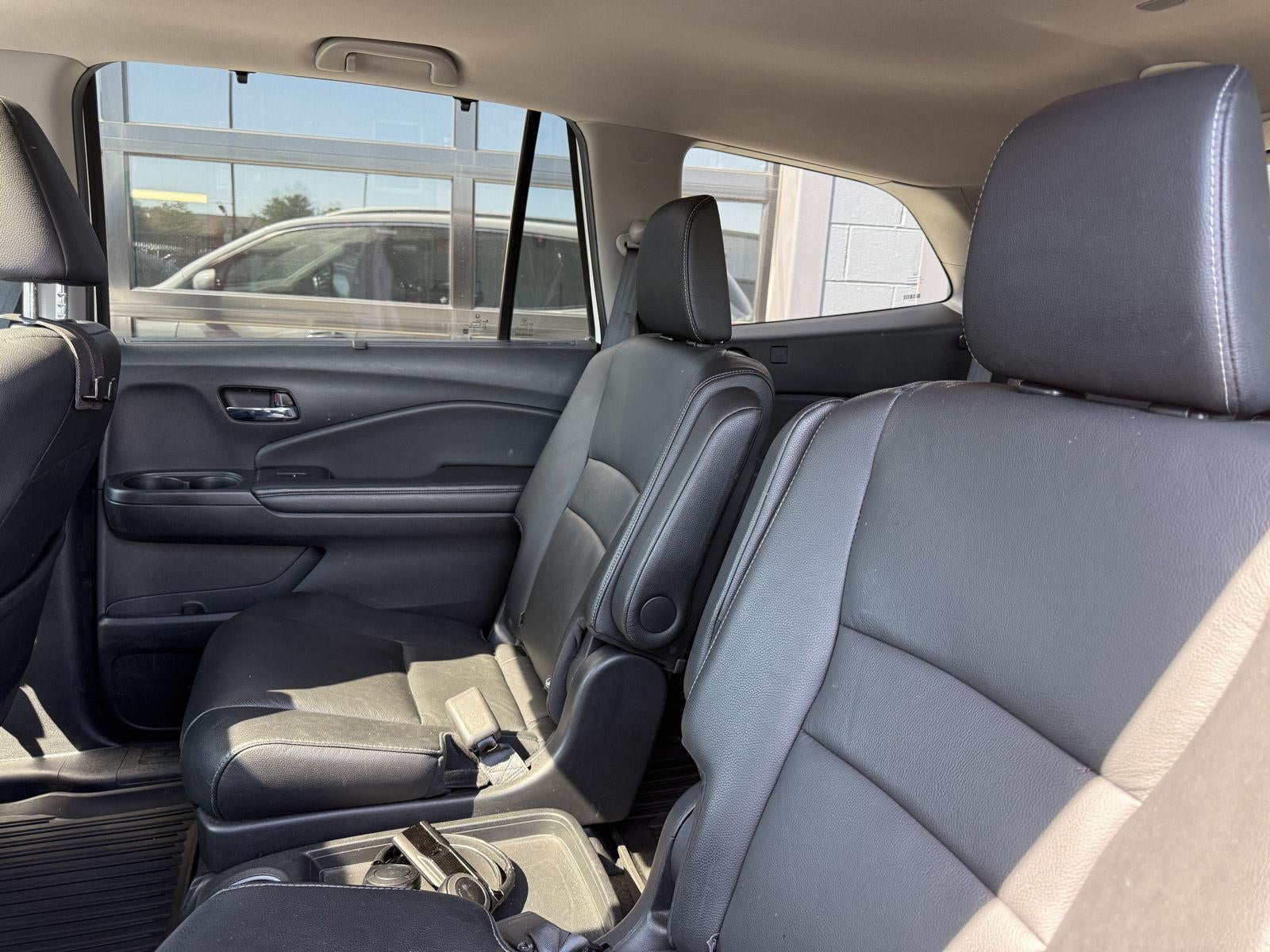 2022 Honda Pilot Touring w/Rear Captain's Chairs