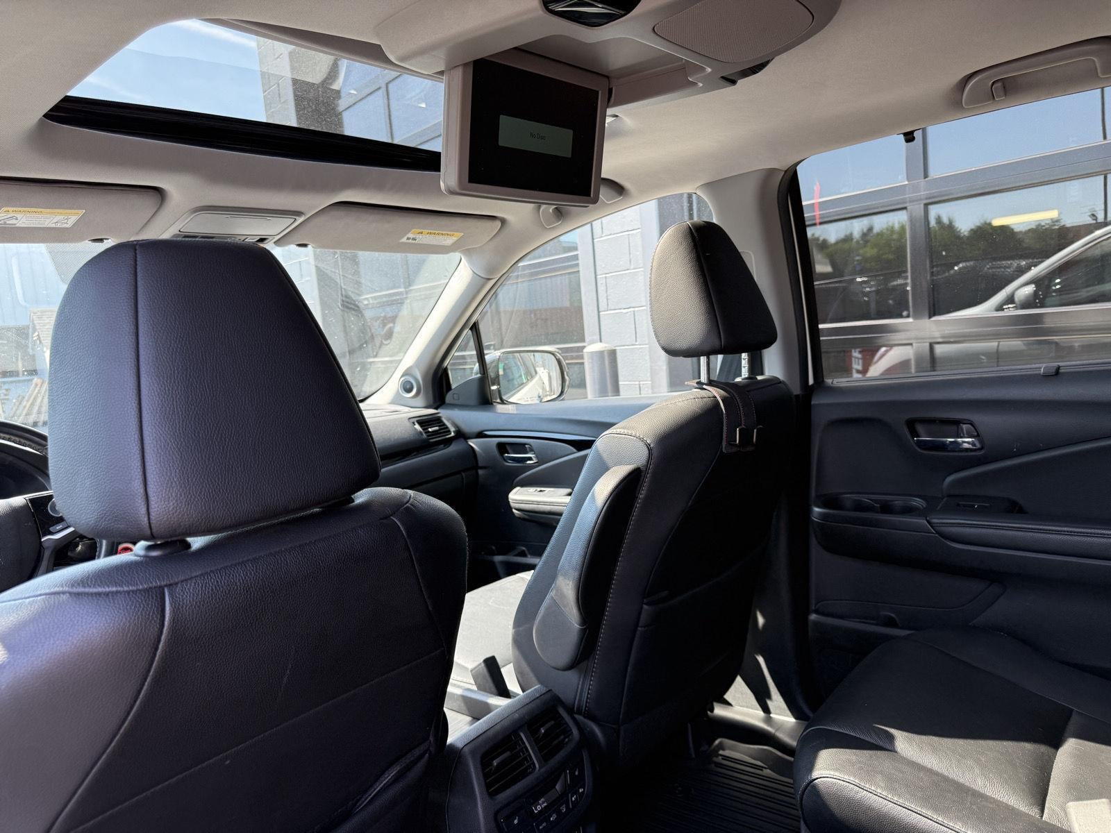2022 Honda Pilot Touring w/Rear Captain's Chairs