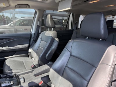 2022 Honda Pilot Touring w/Rear Captain's Chairs