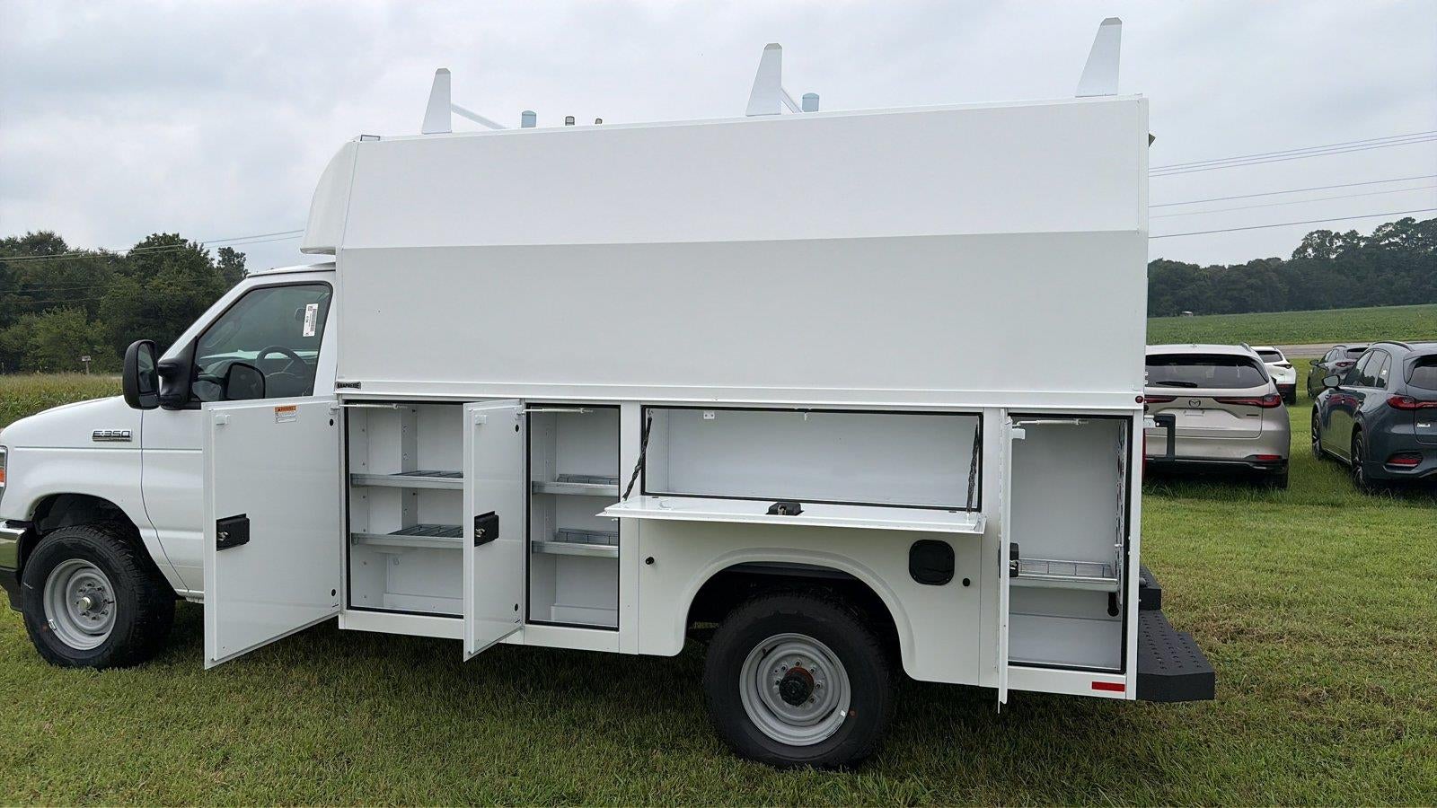 2027 Ford E-Series Cutaway 10' KNAPHEIDE KUV KIGH ROOF ENCLOSED SERVICE BODY, MASTER LOCK SYSTEM, CLASS V HITCH, 3 BOW LADDER RACK