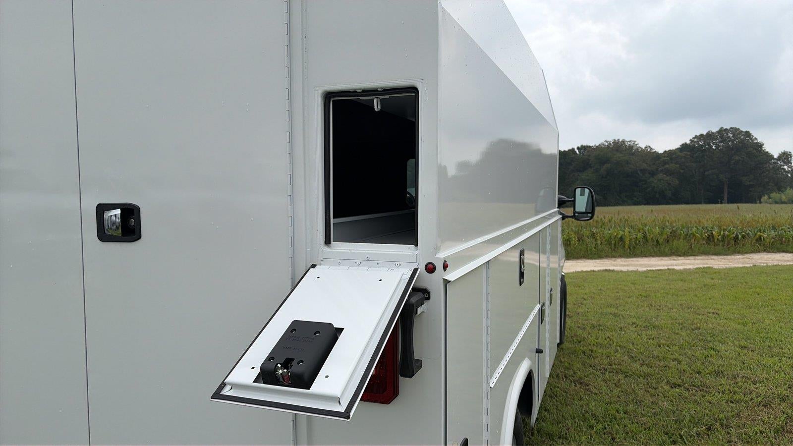 2027 Ford E-Series Cutaway 10' KNAPHEIDE KUV KIGH ROOF ENCLOSED SERVICE BODY, MASTER LOCK SYSTEM, CLASS V HITCH, 3 BOW LADDER RACK