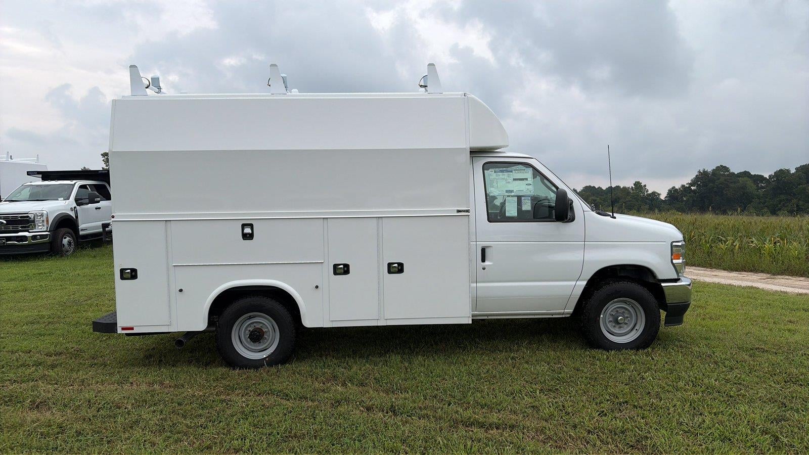 2027 Ford E-Series Cutaway 10' KNAPHEIDE KUV KIGH ROOF ENCLOSED SERVICE BODY, MASTER LOCK SYSTEM, CLASS V HITCH, 3 BOW LADDER RACK