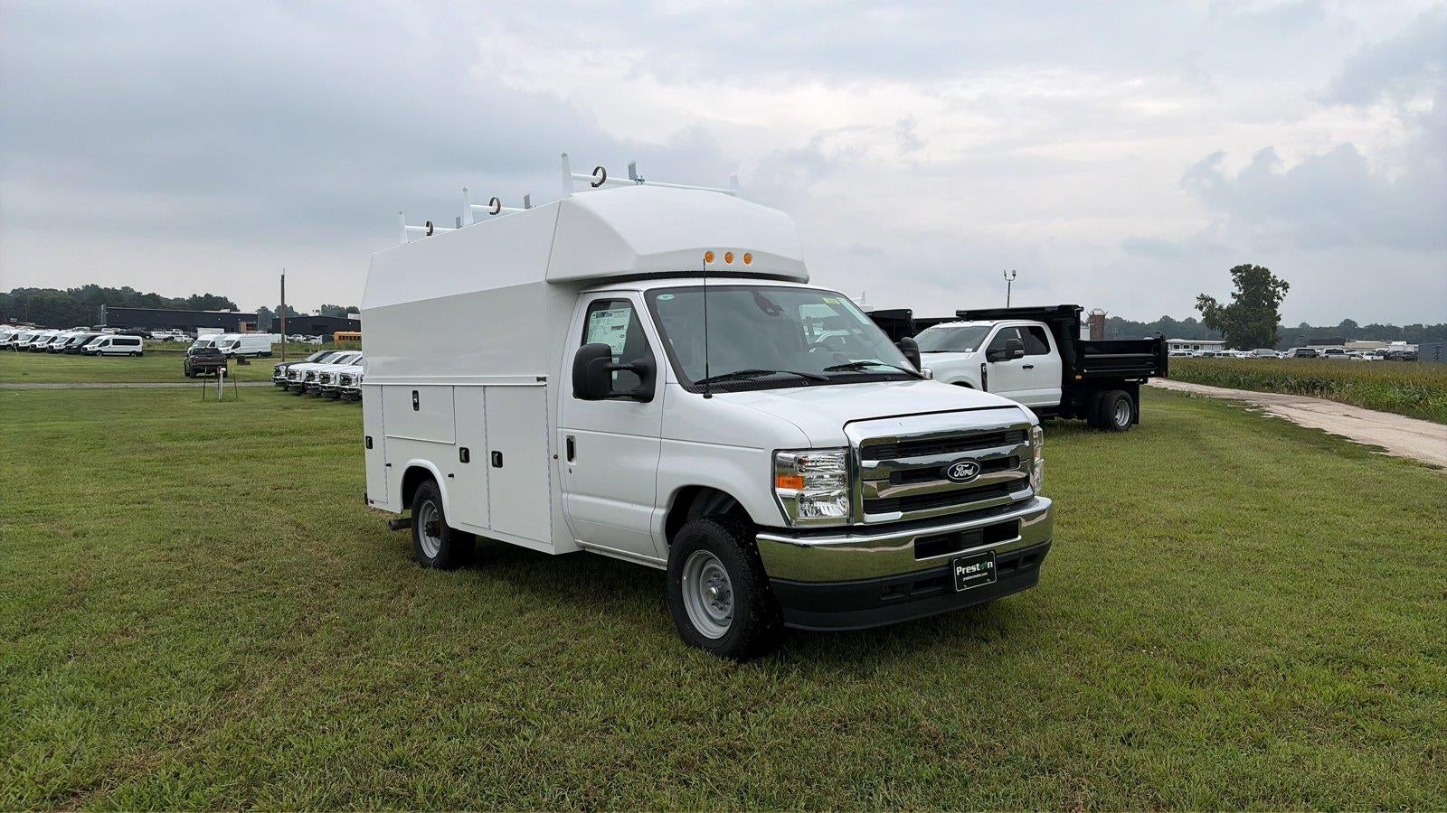 2027 Ford E-Series Cutaway 10' KNAPHEIDE KUV KIGH ROOF ENCLOSED SERVICE BODY, MASTER LOCK SYSTEM, CLASS V HITCH, 3 BOW LADDER RACK