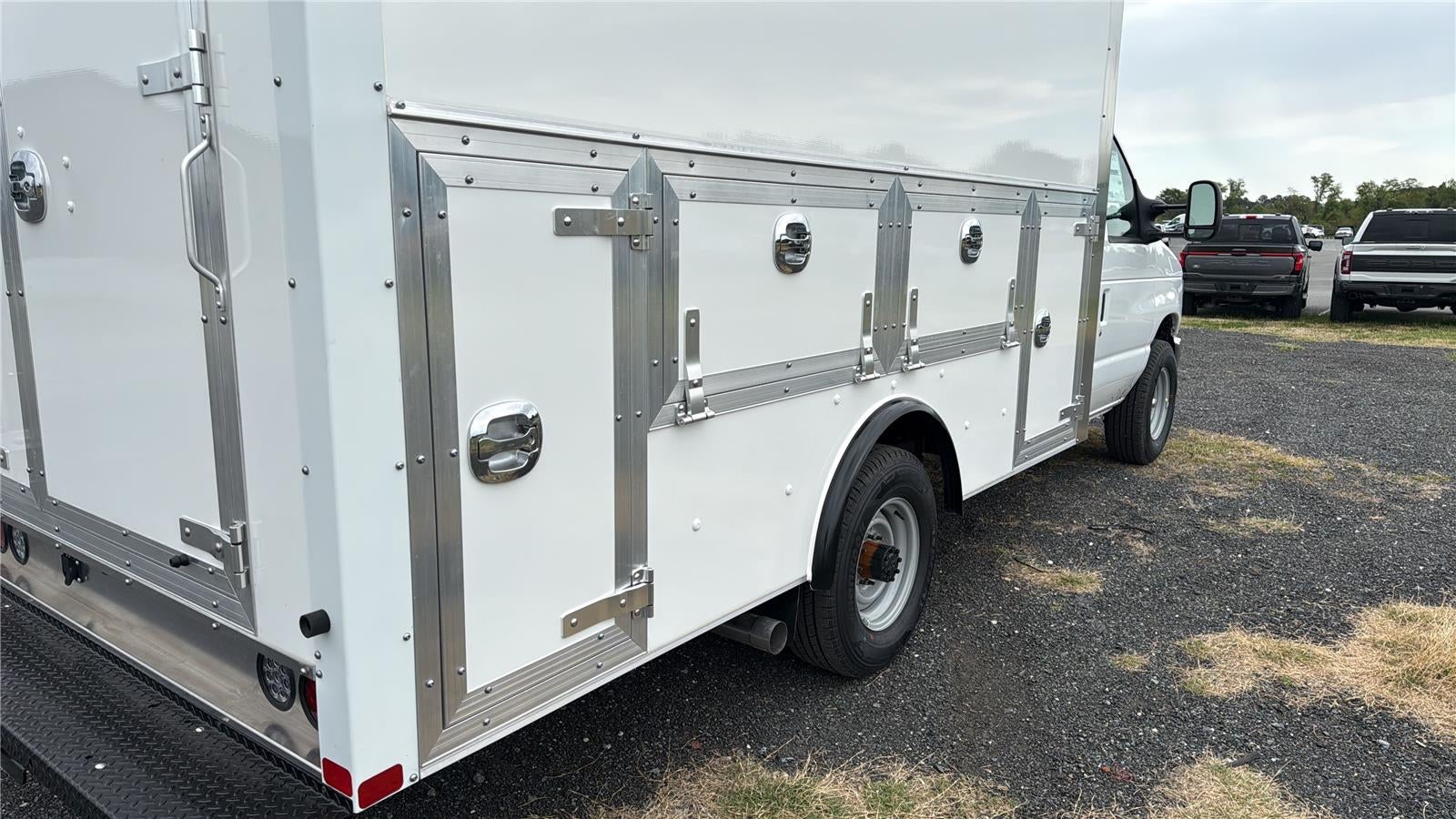 2027 Ford E305t E-350 SRW