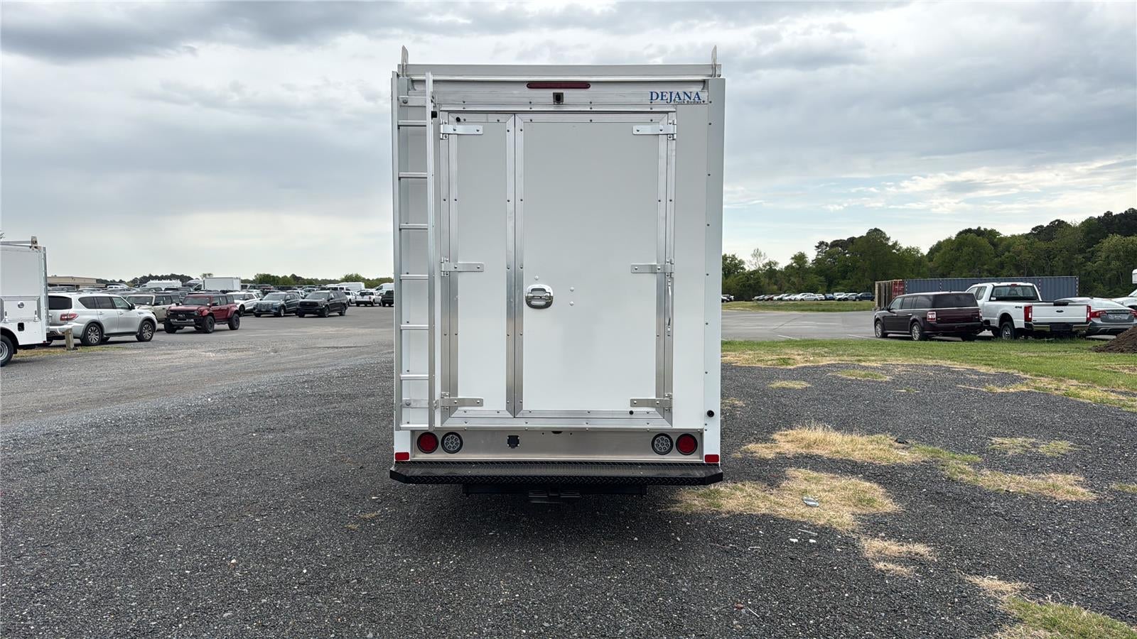 2027 Ford E305t E-350 SRW