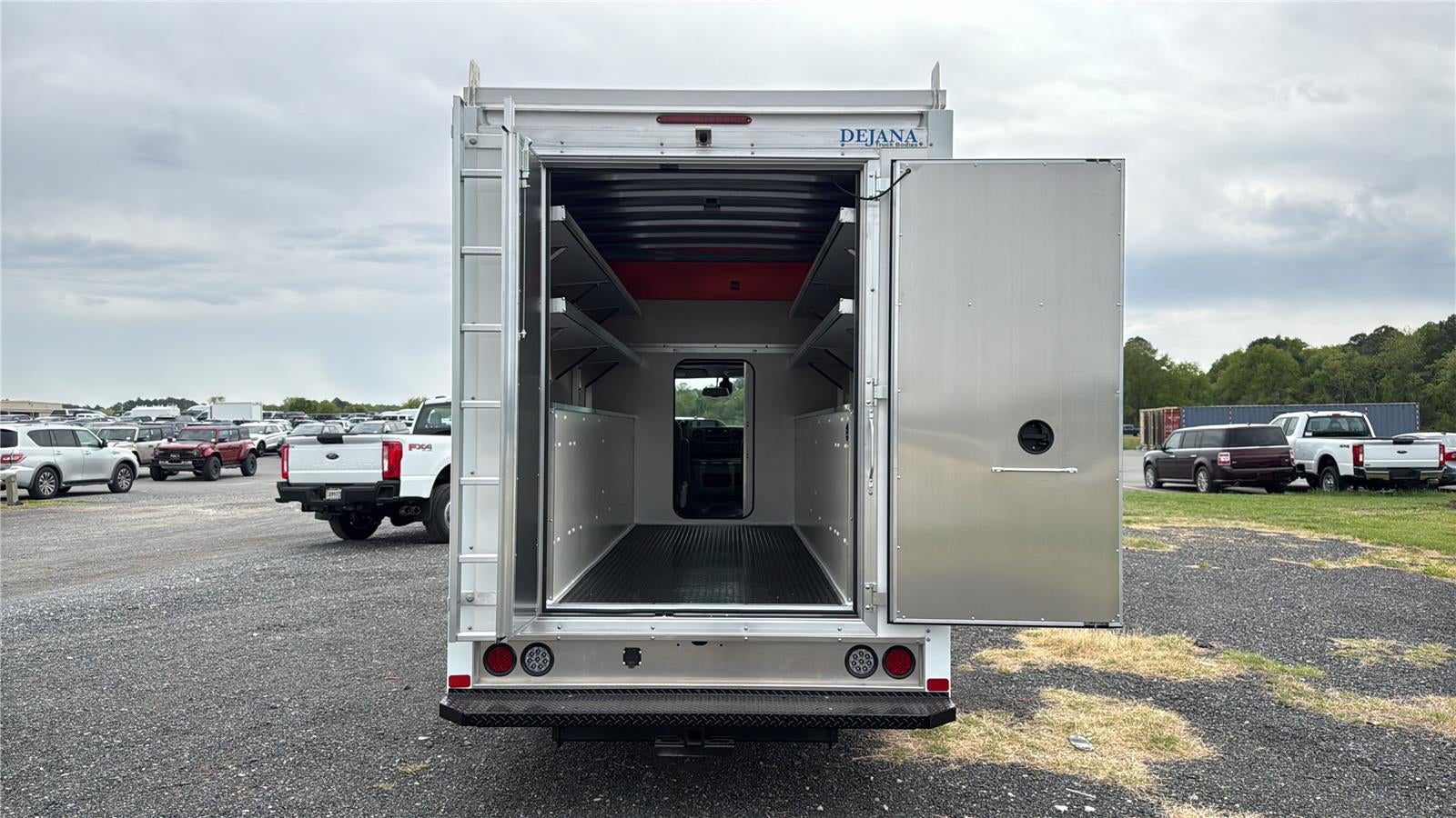 2027 Ford E305t E-350 SRW