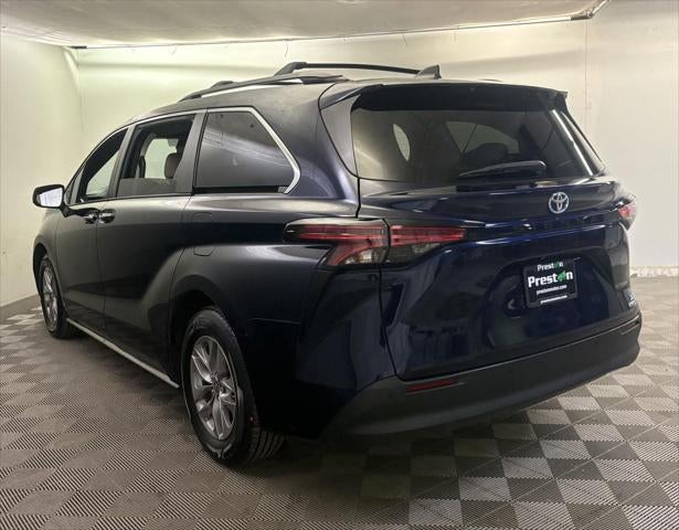 2022 Toyota SIENNA XLE XLE 8-Passenger