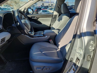 2023 Toyota Highlander Hybrid Platinum