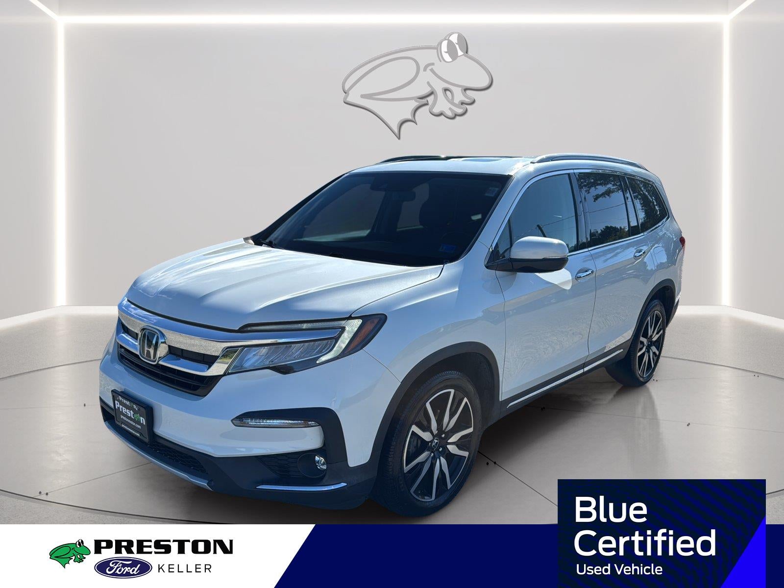 2022 Honda Pilot Touring w/Rear Captain's Chairs