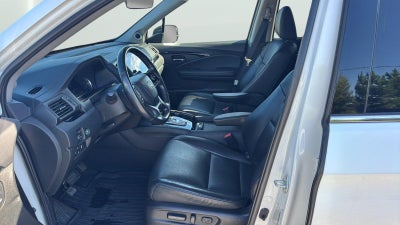 2022 Honda Pilot Touring w/Rear Captain's Chairs