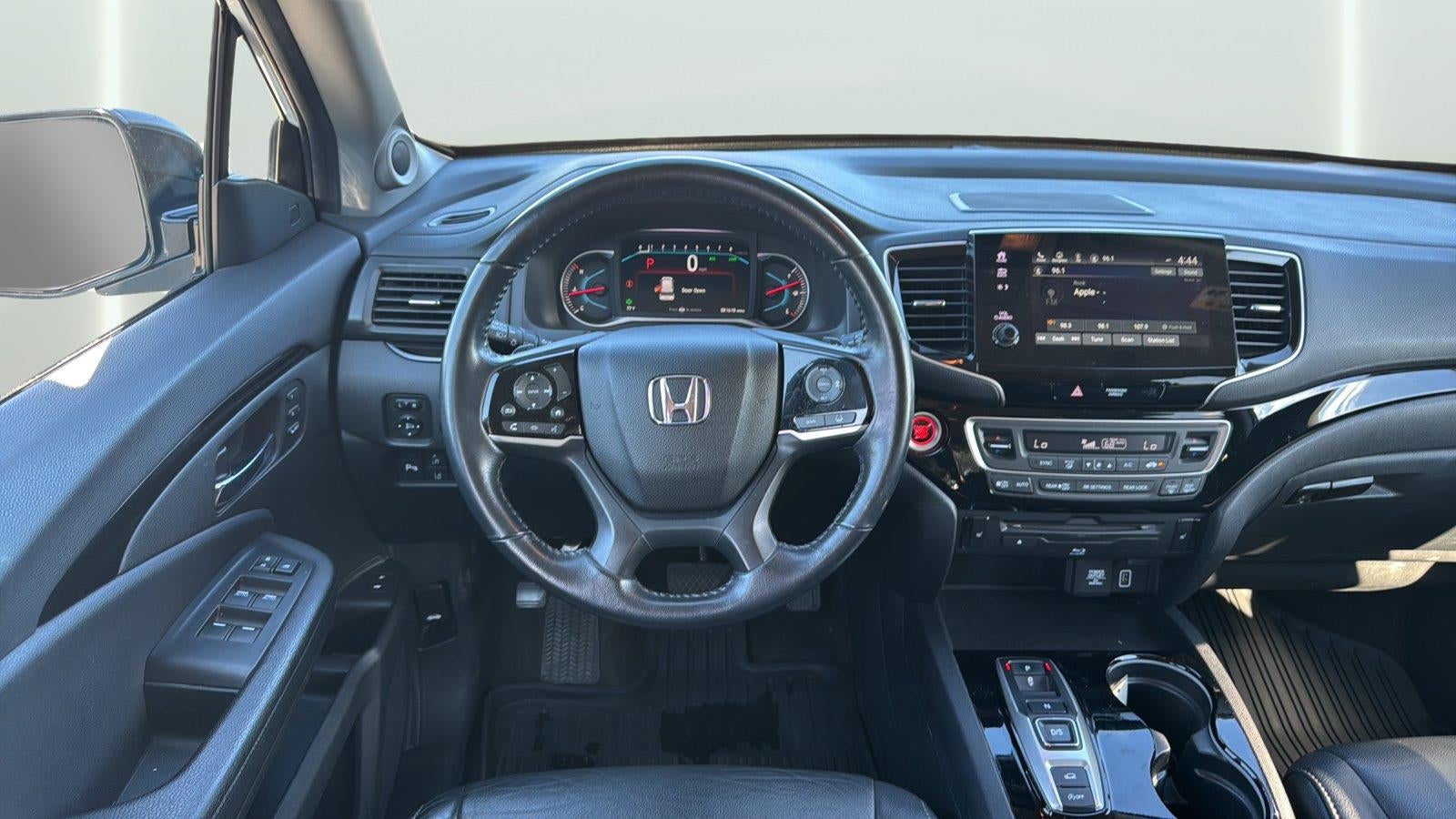 2022 Honda Pilot Touring w/Rear Captain's Chairs