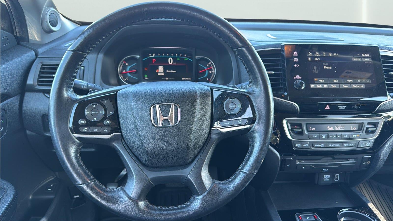 2022 Honda Pilot Touring w/Rear Captain's Chairs